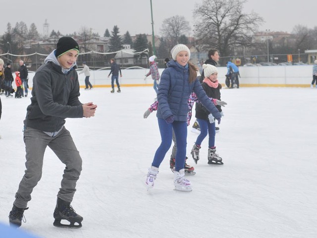 Miejskie lodowisko cieszy się sporą popularnością. Już w pierwszy weekend nie brakowało amatorów ślizgania