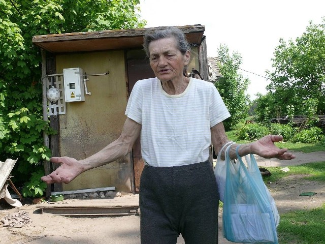 Stefania Dorosińska mieszka przy ulicy Długiej w Rytwianach. 70-letnia kobieta mieszka w starym baraku (z tyłu), sama i bez rodziny. Mówi, że nikt jej nie pomaga.