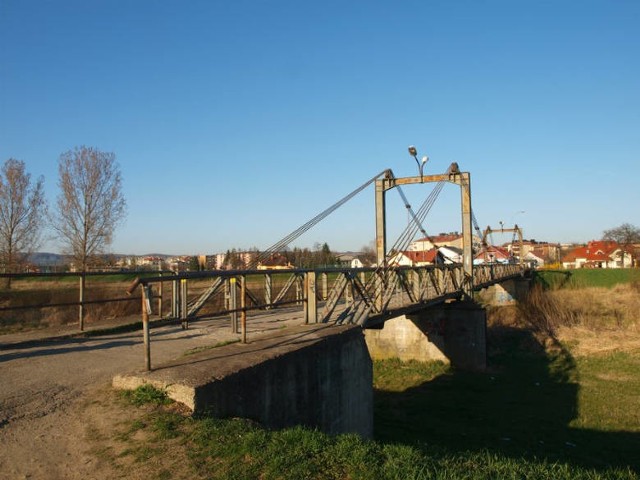 Stara kładka łączy Gądki z centrum miasta. Obok niej powstanie nowy most.