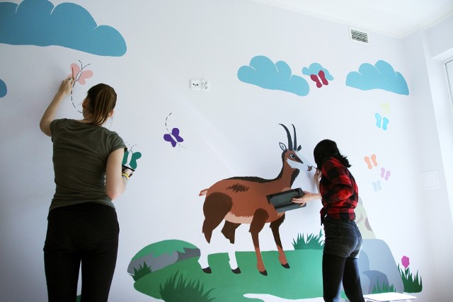 Uczniowie Liceum Sztuk Plastycznych z Grudziądza zdobią grafikami ściany wyremontowanego oddziału chirurgii dziecięcej szpitala w Grudziądzu.