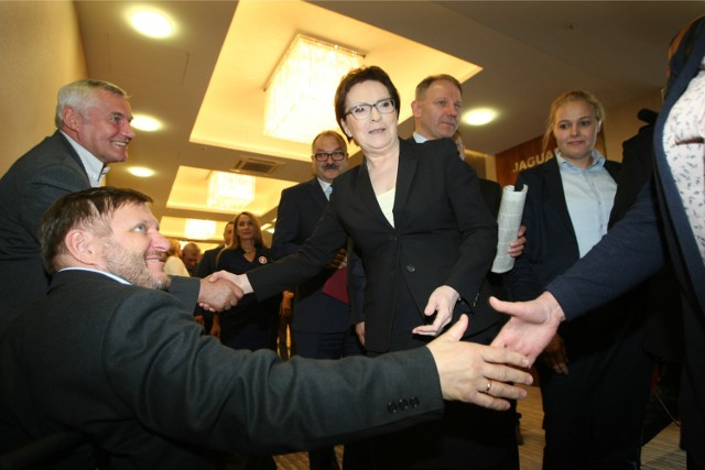 Premier Ewa Kopacz we Wrocławiu za zamkniętymi drzwiami spotkała się z działaczami Platformy Obywatelskiej.