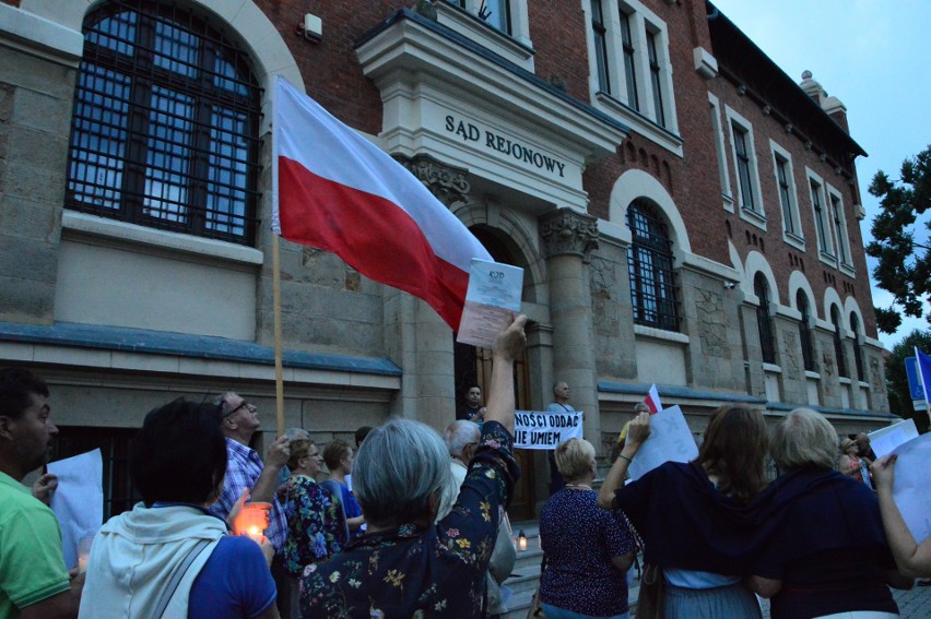 Myślenice. Zapłonęło "światełko dla sądów" [ZDJĘCIA]