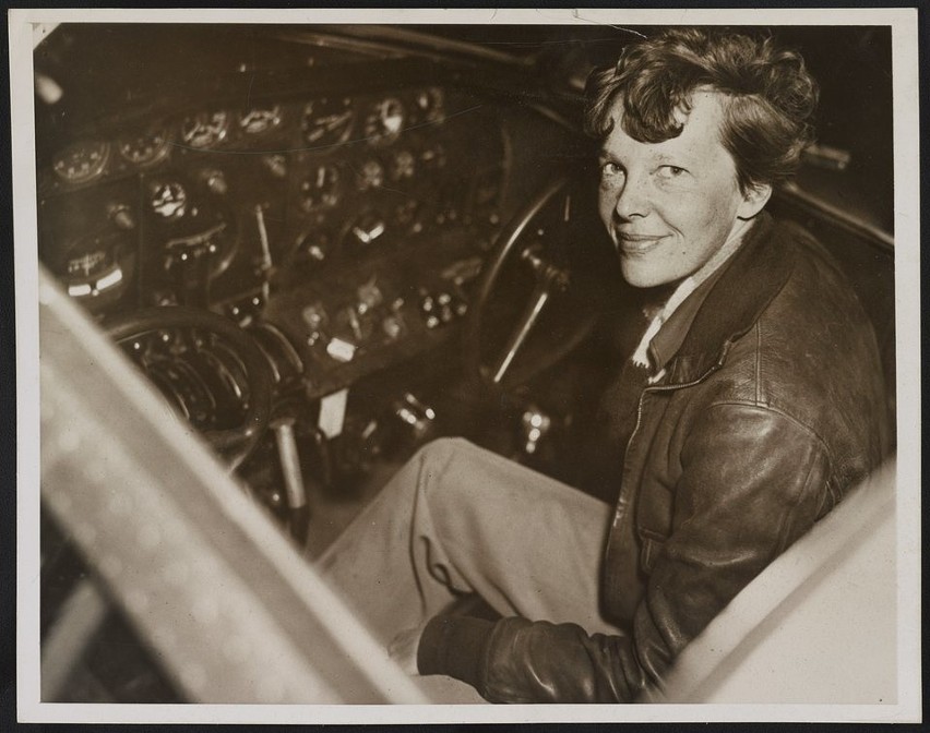 Amelia Earhart była amerykańską pilotką, dziennikarką i...