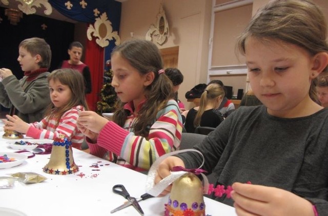 Dzieci w świetlicy w Sobolowie przygotowują ozdoby na choinkę