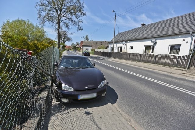 Hyundai wjechał w płot. Do kolizji doszło w Przylepie pod...