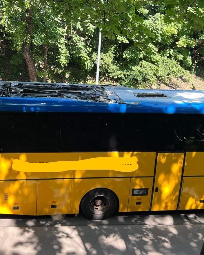 Dach autobusu został mocno uszkodzony.
