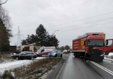 Wypadek na drodze krajowej nr 25. W Rychwale ciężarówka zderzyła się z osobówką. 5-letnie dziecko trafiło do szpitala