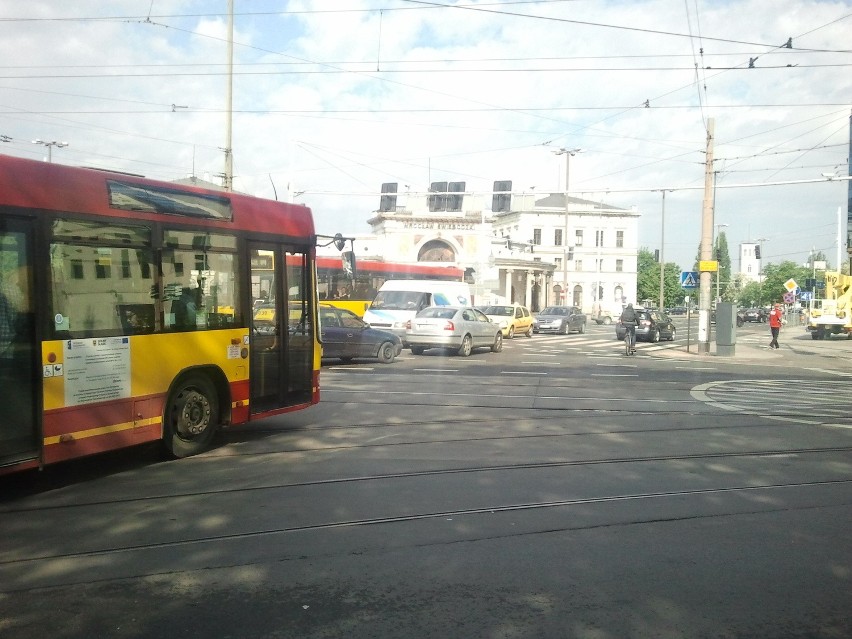 Wrocław: Awaria świateł na skrzyżowaniach częściowo naprawiona. Ale nie wszędzie (ZDJĘCIA)