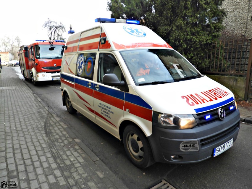 Kobieta potrzebowała pomocy medycznej w Jaworznie. Strażacy otwierali drzwi mieszkania przy Glinianej ZDJĘCIA