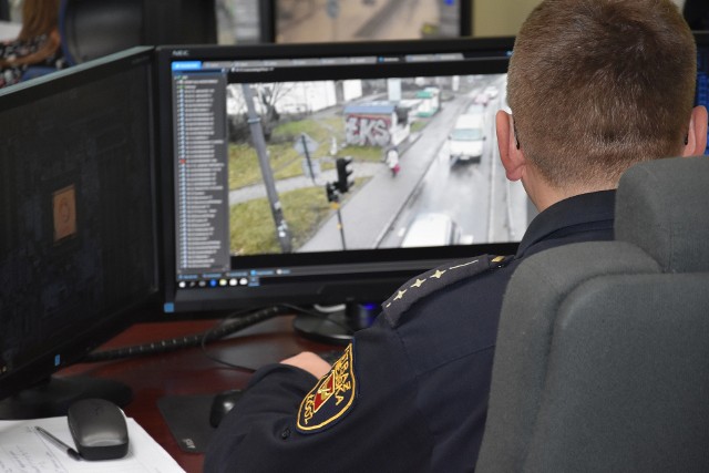 Tak wygląda centrum monitoringu w siedzibie Straży Miejskiej przy Kilińskiego w Łodzi. Niedługo centrum zostanie przeniesione do budynku przy Wólczańskiej 121, gdzie będzie więcej stanowisk dla operatorów monitoringu.