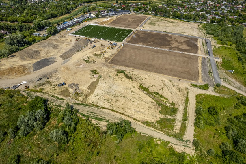 Lublin. Nowe boiska nad Bystrzycą gotowe. Co z budową siedziby Lubelskiej Akademii Futbolu? Zobacz zdjęcia z drona!