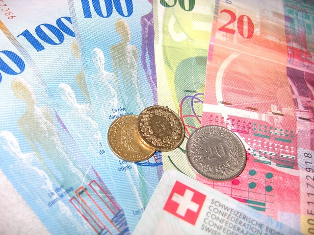 Franki szwajcarskie Według nowych przepisów, kredyt we frankach będzie można spłacać walutą z kantoru.