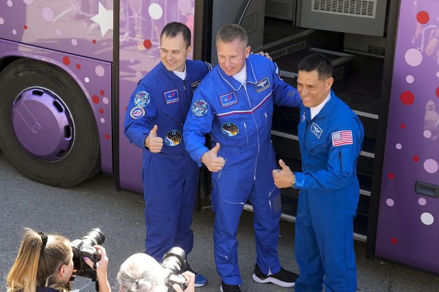 Amerykański astronauta (z prawej) i rosyjscy kosmonauci gotowi do startu na Międzynarodową Stację Kosmiczną.