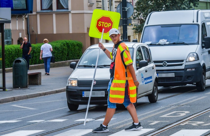 Osoby pracujące na dworze, jak np. przeprowadzacze, są...