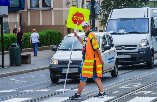 Osoby pracujące na dworze, jak np. przeprowadzacze, są najbardziej narażone na skutki upałów.