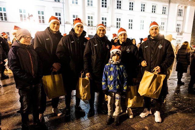 Ulice Radomia rozświetliły iluminacje świąteczne. Na Placu Corazziego pojawiły się nowe dekoracje. Przyszli mieszkańcy, a nie mogło też zabraknąć znanych radomskich sportowców. Byli piłkarze Radomiaka, siatkarze Cerrad Enea Czarnych, siatkarki E. Leclerc Radomki, czy choćby piłkarek ręcznych PreZero APR Radom. ZOBACZ ZDJĘCIA SPORTOWCÓW NA PLACU CORAZZIEGO ===>>> 