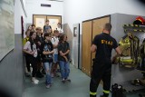 Kostrzyńscy uczniowie odwiedzili jednostkę straży pożarnej. Mogli z bliska zobaczyć, jak wygląda praca strażaków