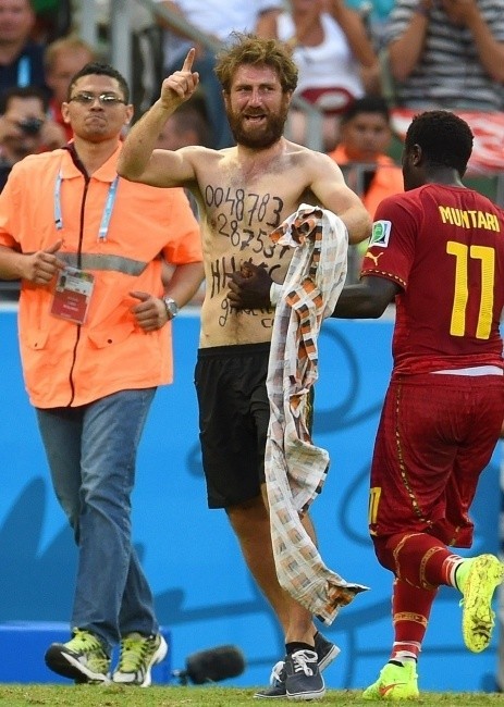 MŚ 2014: To poznaniak przerwał mecz Niemcy Ghana. Wbiegł na murawę w samych spodenkach [ZDJĘCIA]