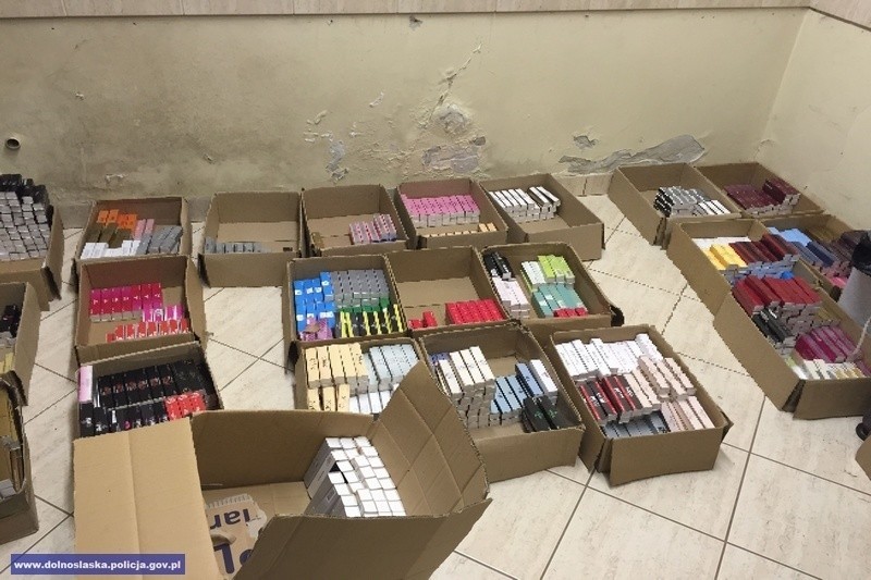 Policja zlikwidowała hurtownię z podrabianymi kosmetykami. Straty wynoszą 1,5 mln zł (FILM, FOTO)