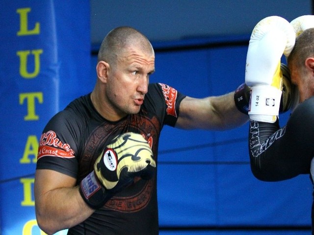 Trenerem w klubie jest Damian Grabowski - najlepszy w Polsce zawodnik w MMA w wadze ciężkiej