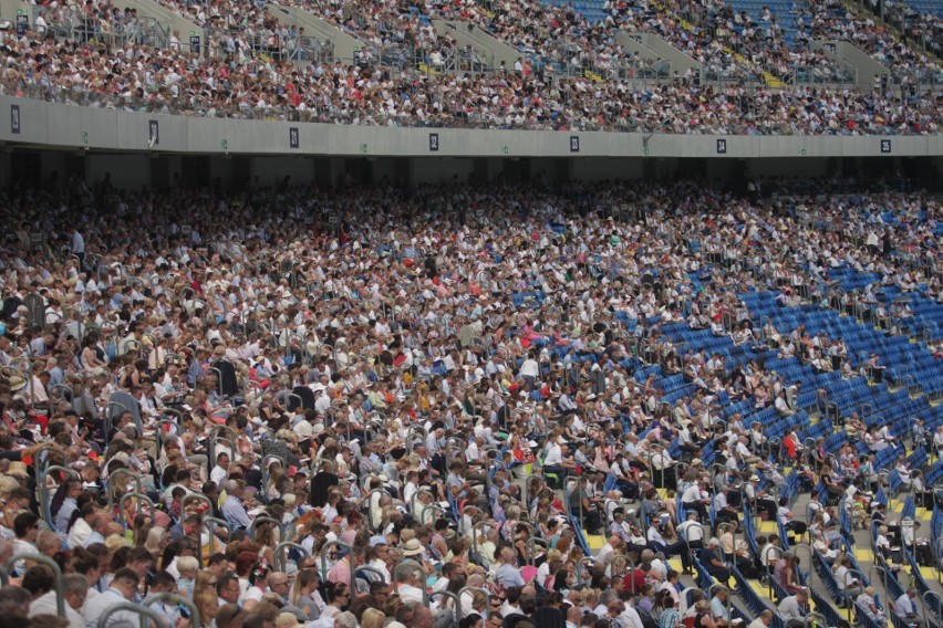 Kongres Świadków Jehowy na Stadionie Śląskim. Dzień 1. Wierni w Chorzowie przez trzy dni będą brać udział w spotkaniach ZDJĘCIA