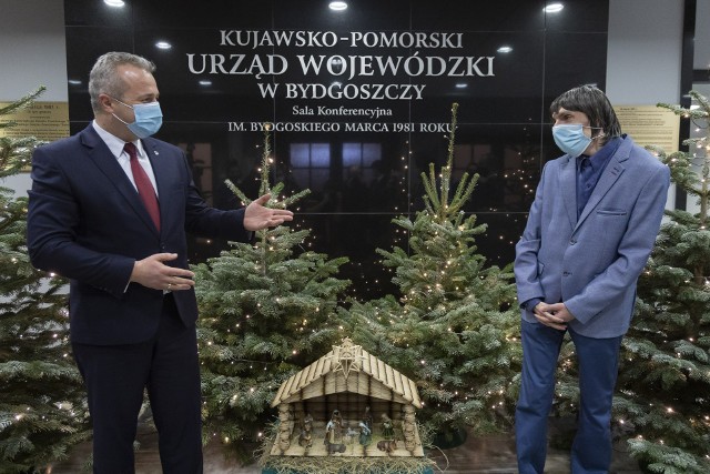 Wojewoda Mikołaj Bogdanowicz i Przemysław Kozłowski obok świątecznej ekspozycji w urzędzie wojewódzkim