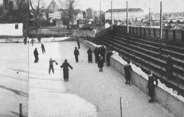 Jedno z najsłynniejszych toruńskich lodowisk znajdowało się Pod Grzybem. Korzystali z niego między innymi sportowcy, którzy po raz pierwszy wjechali na jego taflę w 1947 roku