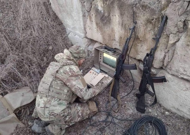 Jeden ukraińskich z operatorów broni przeciwpancernej przy monitorze