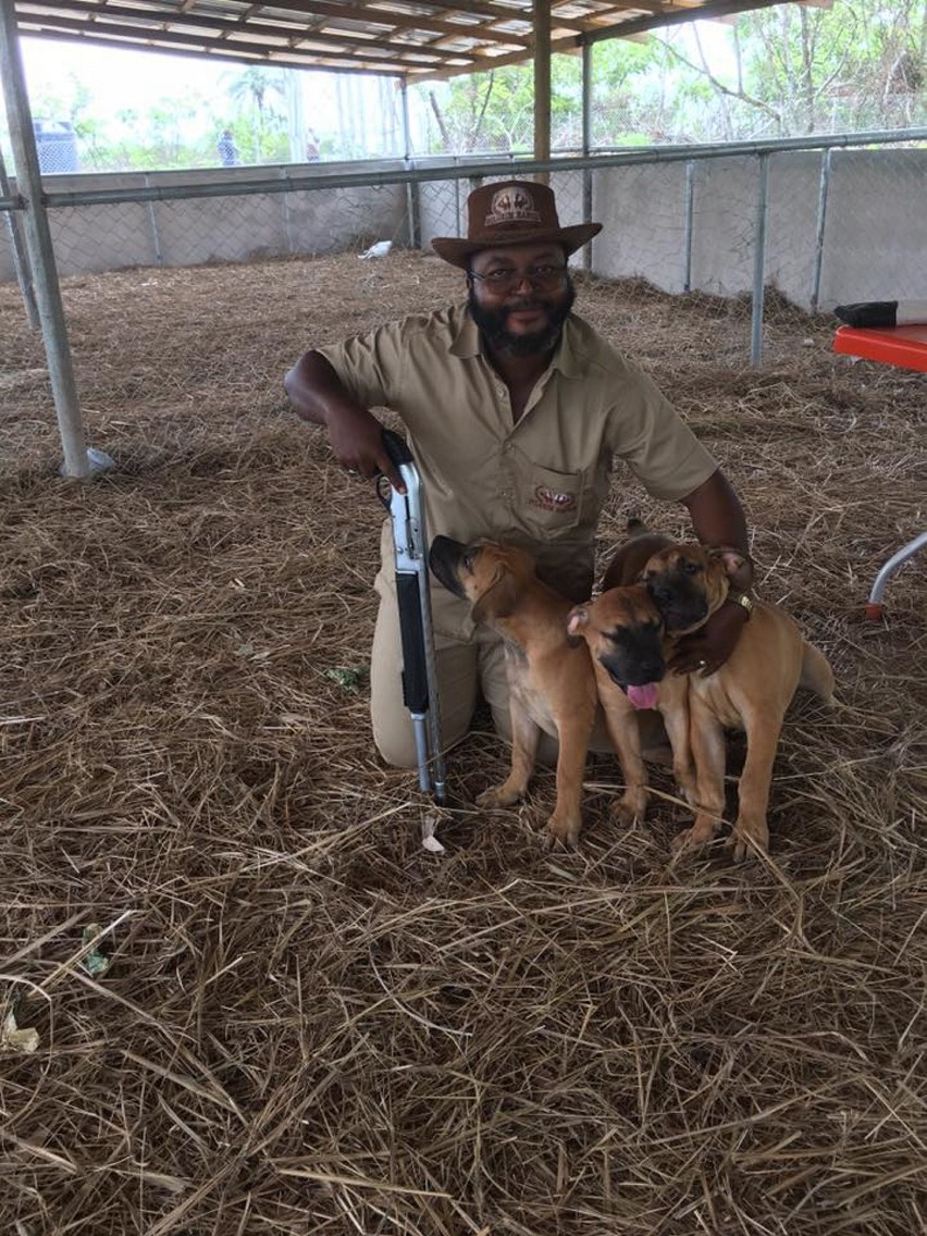 John Godson w Afryce opiekuje się swoją farmą oraz rodziną....
