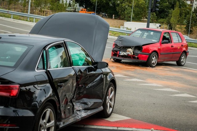 Stowarzyszenie Społeczny Rzecznik Pieszych w Bydgoszczy opublikowało raport „Bezpieczne chodniki, bezpieczni piesi” o stanie infrastruktury pieszej w Bydgoszczy. Teraz liczący ponad 40 stron dokument wraz z rekomendacjami dwóch niezależnych ekspertów trafi do władz Bydgoszczy i ZDMiKP. Prezentujemy 10 najbardziej niebezpiecznych miejsc w Bydgoszczy według eksperta Tomasza Tosza (Miejski Zarząd Dróg i Mostów Jaworzno) >>>