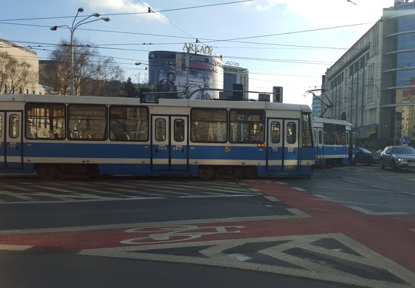 Tramwaj wykoleił się w centrum na środku skrzyżowania (OBJAZDY)