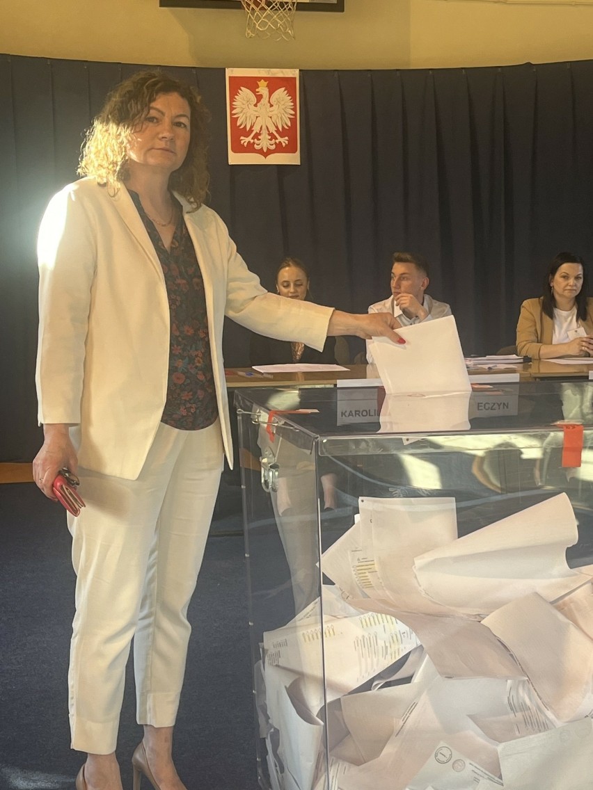 Głosuje Beata Wydrych, kandydatka na wójta Krasocina.