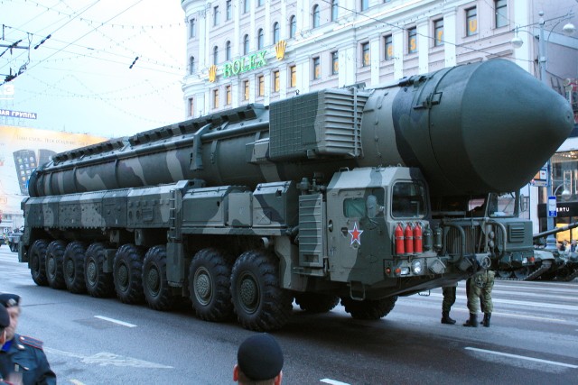 Pocisk balistyczny Topol-M zdolny do przenoszenia głowic jądrowych. Czy Rosja użyje broni atomowej?