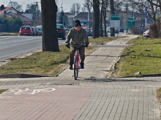 Maciej Bobiński z Widzina często jeździ rowerem do Słupska i nie rozumie, dlaczego nie można uporządkować tak krótkiego odcinka ścieżki rowerowej. 