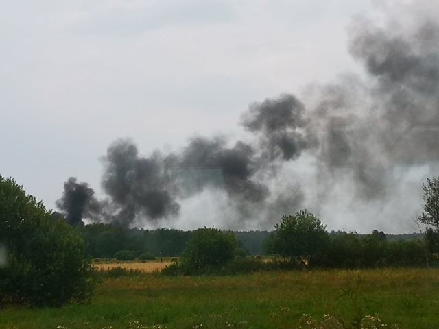 Pożar na fermie kur w Niedźwiedziu. Sytuacja opanowana, trwa dogaszanie ognia   