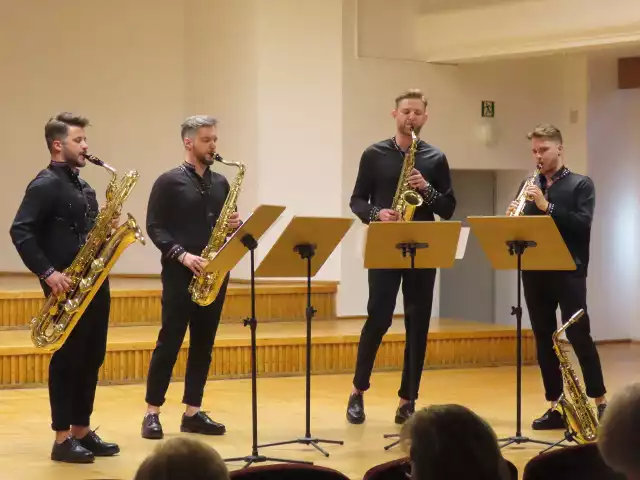 W skład zespołu wchodzą (na zdjęciu od prawej): Jakub Muras (saksofon sopranowy), Mateusz Dobosz (saksofon altowy), Krzysztof Koszowski (saksofon tenorowy) i Szymon Zawodny (saksofon barytonowy).