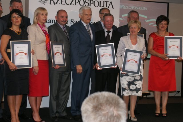 Przedstawiciele nagrodzonych samorządów wspólnie z honorowymi gośćmi gali, między innymi prof. Jerzym Buzkiem, minister rozwoju regionalnego Ewą Bieńkowską. 