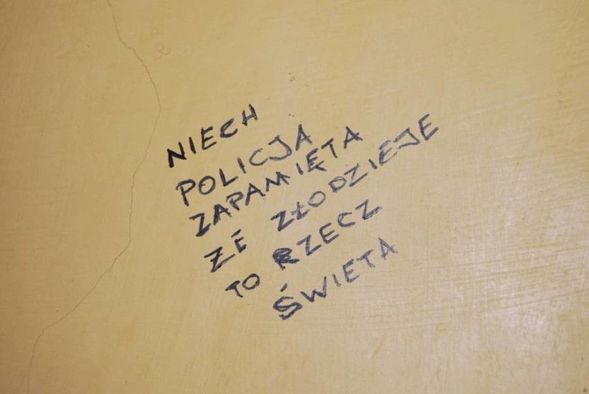 Opuszczony areszt śledczy w Zabrzu i napisy na ścianach cel...