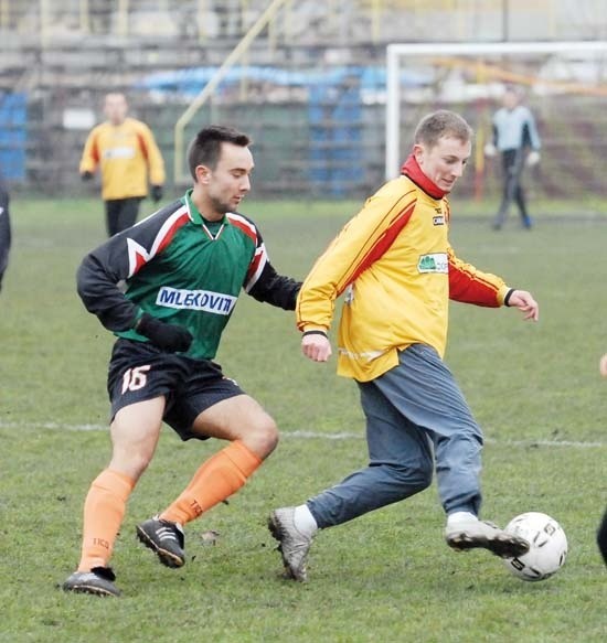 O piłkę walczą testowany przez Jagiellonię Mateusz Kamola i Przemysław Papiernik