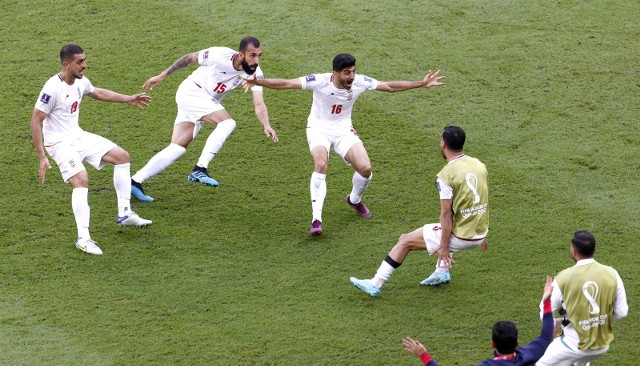 Rouzbeh Cheshmi (drugi z lewej) celebruje z partnerami z repreznetacji Iranu swego pierwszego gola w meczu z Walią