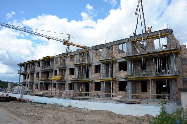 Ekipy budowlane kończą murowanie ścian drugiego piętra w budynku, w którym powstaje mieszkanie dla zwycięzcy loterii