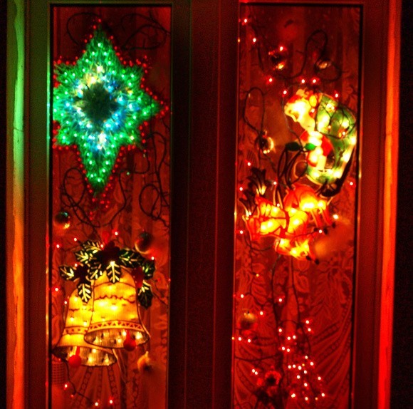 Okna Anny Jedynak z Dzwonowa ozdabiają świecące symbole bożonarodzeniowe i sznury kolorowych lampeczek. &#8211; Za każdym razem staram się coś zmieniać w moich dekoracjach przemieniam więc układ ozdób i dokupuję kolejne światełka mówi kobieta. &#8211; Nowym elementem w tym roku, jest mikołaj jadący w saniach. Zazwyczaj pani Anna ozdabia światełkami także ogród i elewację swojego domu, ale w tym roku zepsute gniazdko na ganku uniemożliwiło pielęgnowanie tej tradycji.
