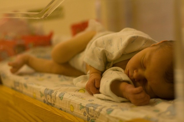 Wielka Brytania. Na oddziale neonatologii szpitala w Chester pielęgniarka truła noworodki. Lucy Letby wstrzykiwała noworodkom insulinę lub powietrze. Zabiła w ten sposób siedmioro dzieci.
