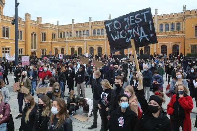 Wrocław: Protest przeciwko wyrokowi Trybunału Konstytucyjnego, który zakazuje aborcji