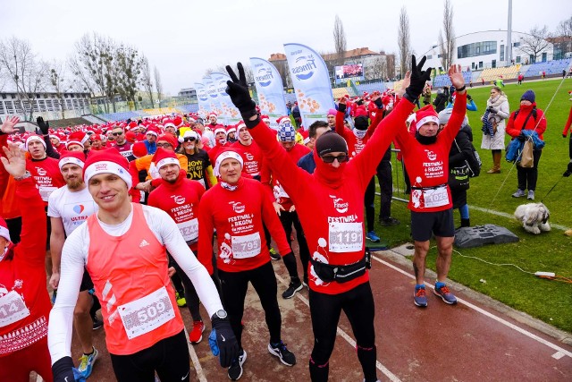 Festiwal Biegów Świętych Mikołajów to rywalizacja na trzech dystansach - półmaratonu, 10 km i 5 km, na tym ostatnim dystansie również w nordic walking). Meta dla wszystkich czekała na stadionie miejskim przy ul. Bema. Festiwal Świętych Mikołajów w Toruniu to nie tylko rywalizacja, ale też dobroczynność. W tegorocznej edycji organizatorzy i uczestnicy zbierali podarunki dla niewidomych dzieci.Na następnych zdjęciach kolejne informacje. Aby przejść do galerii, przesuń zdjęcie gestem lub naciśnij strzałkę w prawo.