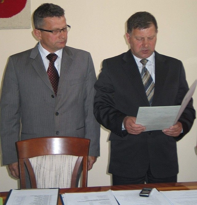 (od prawej) Adam Łabuda składa uroczyste ślubowanie. Obok Kazimierz Skóra, przewodniczący rady powiatu tarnobrzeskiego.