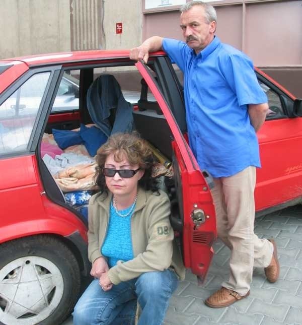 - Ten stary samochód to nasz jedyny dach nad głową - mówią pani Daria i pan Zbigniew