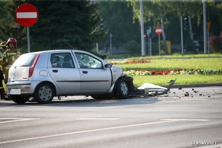 Stalowa Wola. Zderzenie fiata punto z wozem strażackim. Na szczęście bez rannych (ZDJĘCIA)