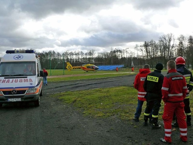 Śmigłowiec zabrał chorego z boiska OSiR w Szczecinku. 