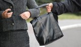 Złodziej wyrwał kobiecie torebkę - informują policjanci